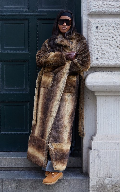 Шоколадне максі-пальто з натурального штучного хутра, що самозав'язується Шоколадне максі-пальто з натурального штучного хутра, що самозав'язується