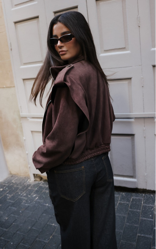 Коричневий бомбер із штучної замші