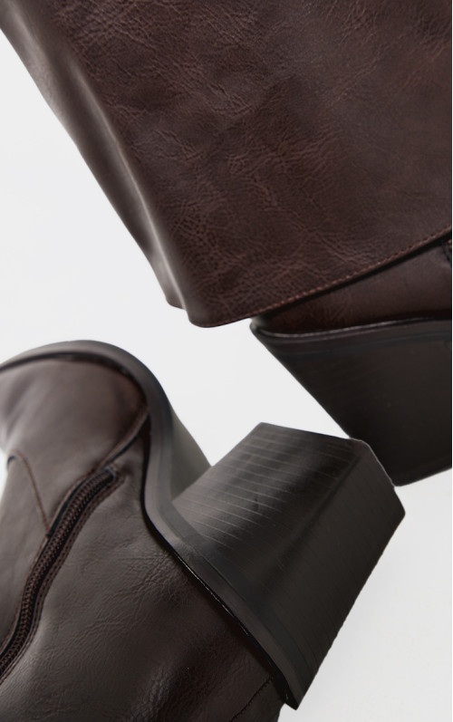 Коричневі чоботи з квадратним носком і складкою на середньому каблуці