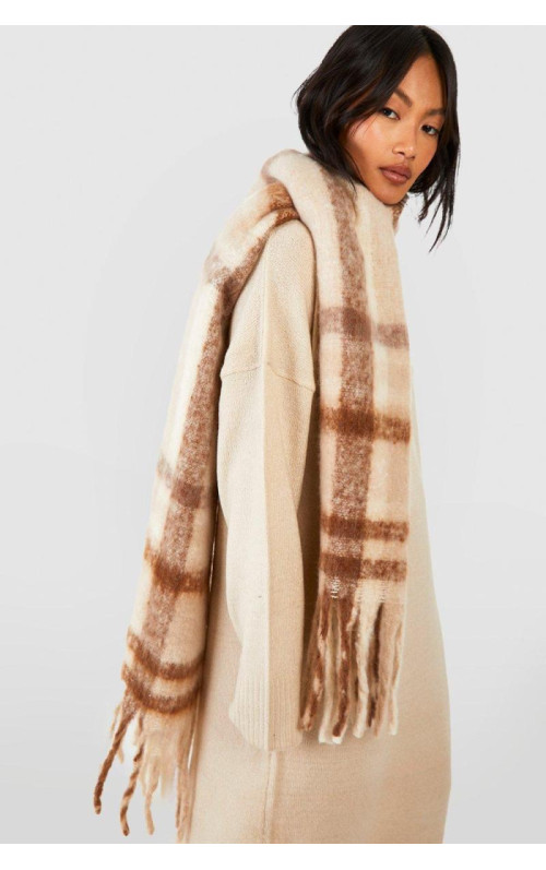 Шарф з бахромою в клітку в тон