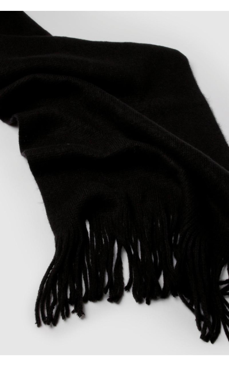 В'язаний шарф з бахромою