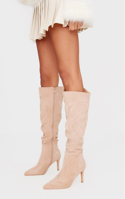 Бежеві чоботи на шпильці зі штучної замші з гострим носом і рюшами