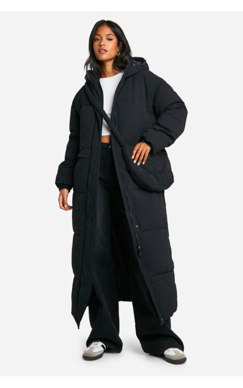 Висока подовжена пухова куртка з капюшоном і відповідна сумка