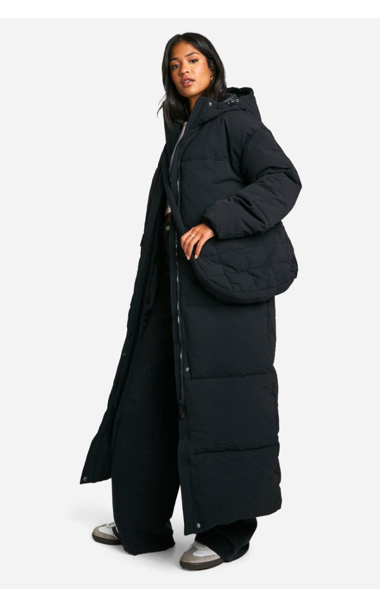 Висока подовжена пухова куртка з капюшоном і відповідна сумка