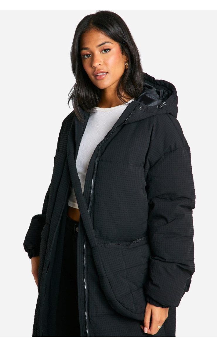 Висока подовжена пухова куртка з капюшоном і відповідна сумка