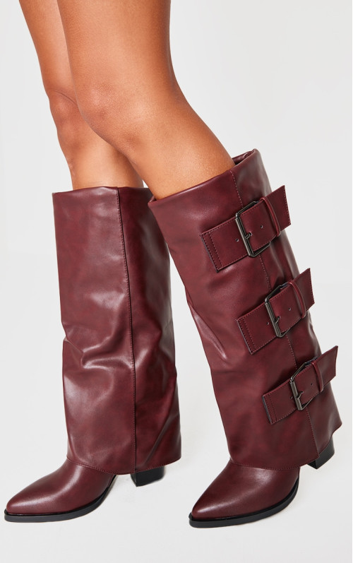 Високі чоботи на низьких підборах з потрійною пряжкою бордового кольору із загостреним носком