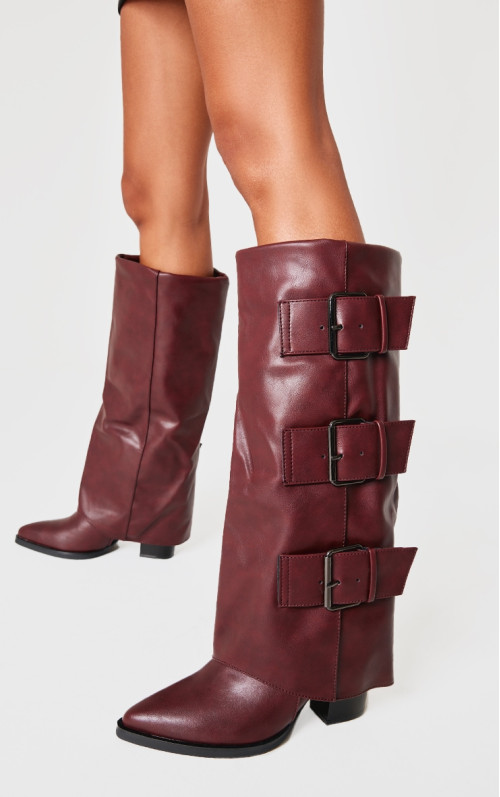 Високі чоботи на низьких підборах з потрійною пряжкою бордового кольору із загостреним носком