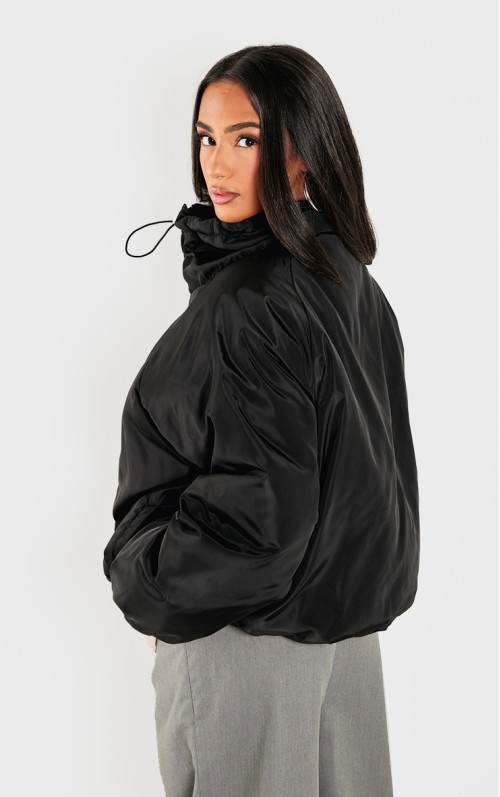 Маленький чорний пуховик із подовженими кишенями