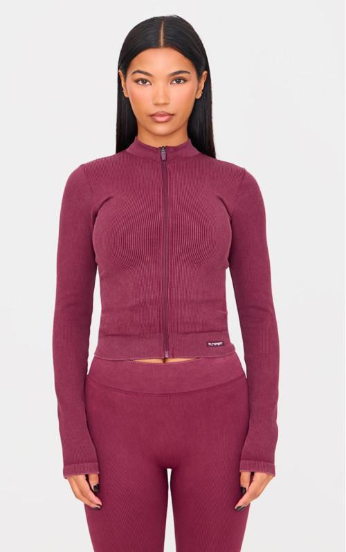 Безшовна укорочена спортивна куртка в рубчики на блискавці насиченого бордового кольору