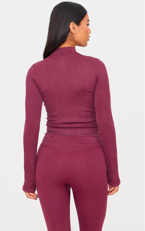 Безшовна укорочена спортивна куртка в рубчики на блискавці насиченого бордового кольору