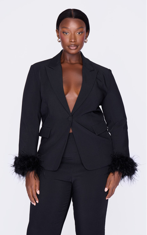 Плюс чорний піджак із оздобленням пір’ям