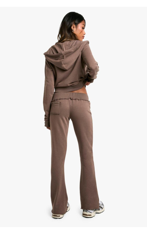 КОНТРАСТНИЙ ПОЯС З КОНТРАСТНИМ РОЗКЛЬОШЕНИМ ДЕТАЛЕМ