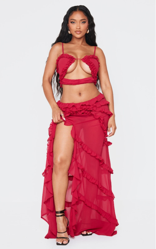 Фасонна червона максі-спідниця з низькими оборками та розрізами спереду