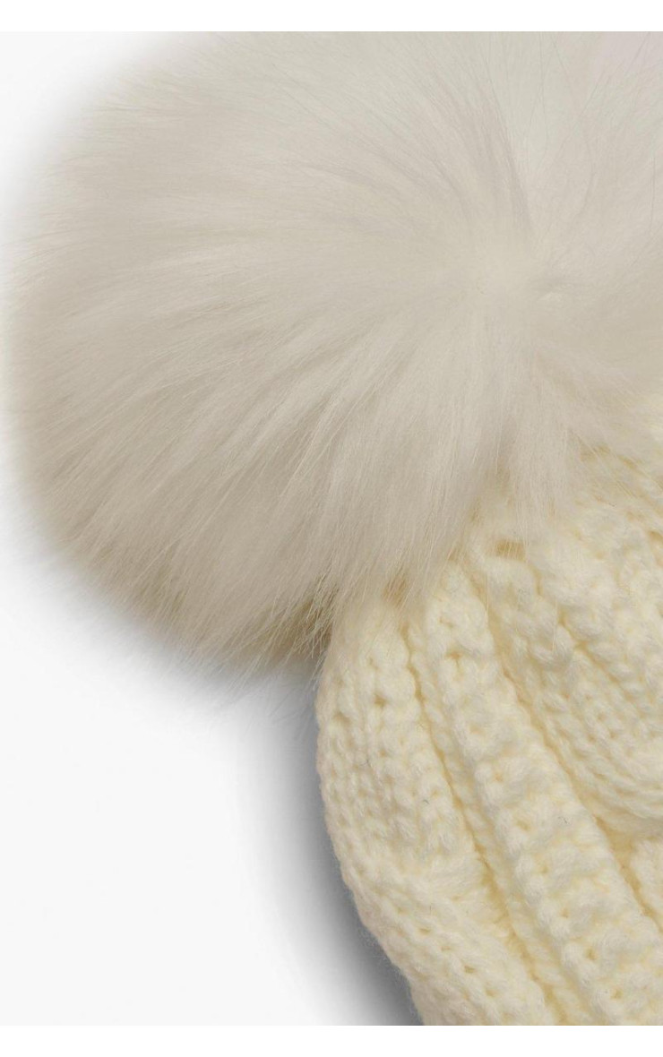 В'язана шапочка зі штучного помпа