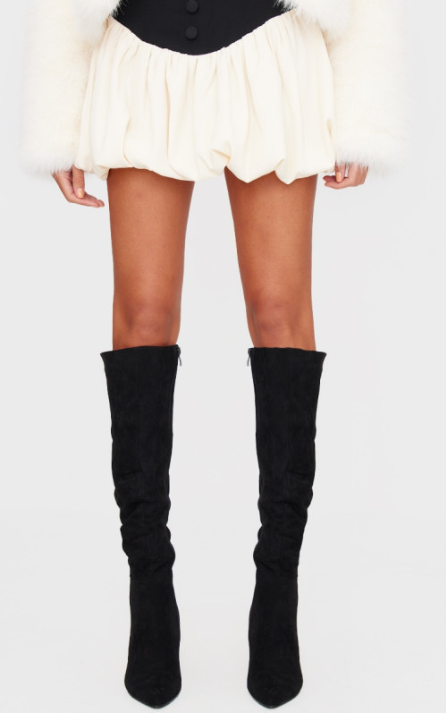 Чорні чоботи на шпильці з гострими носками з штучної замші та рюшами