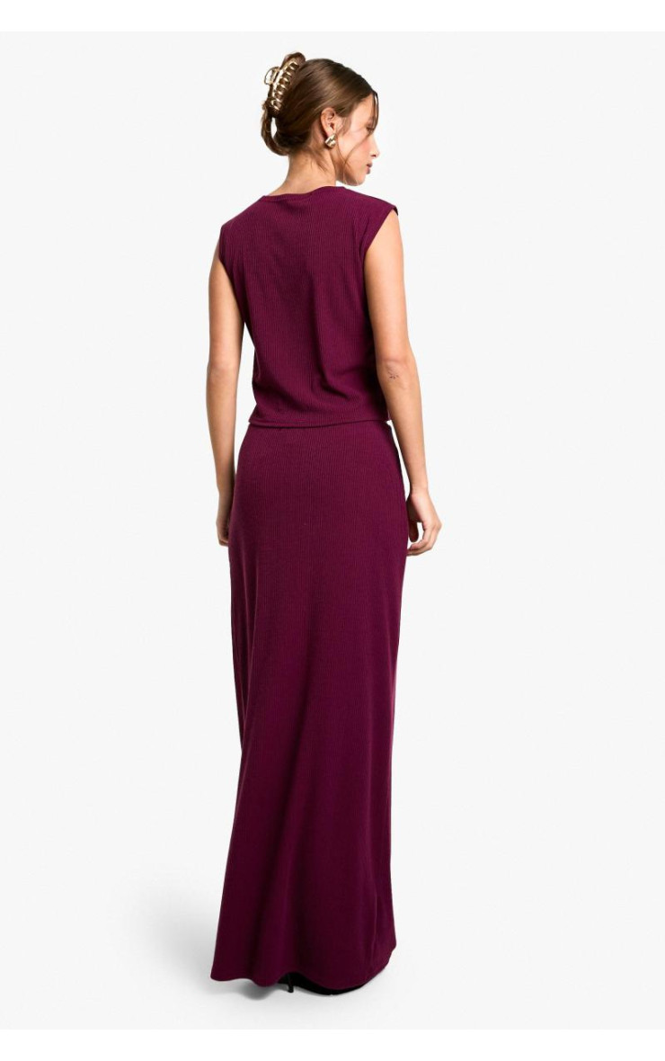 М’які ґудзики в рубчик і максі-спідниця