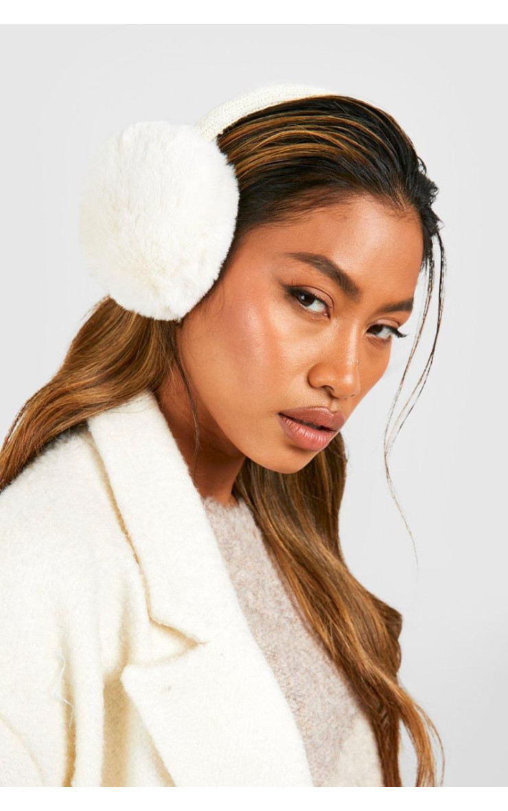 Пухнаста навушниця