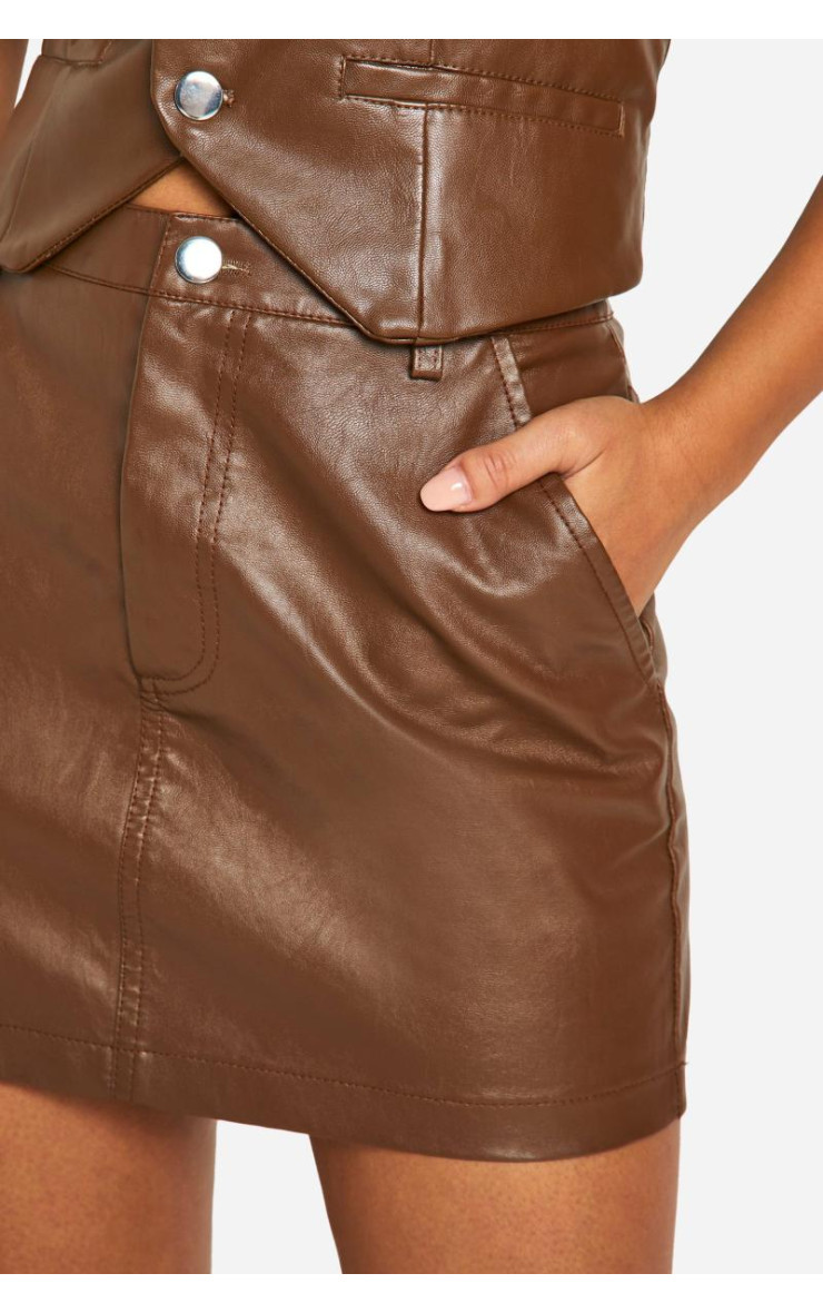 Маленька міні-спідниця зі штучної шкіри