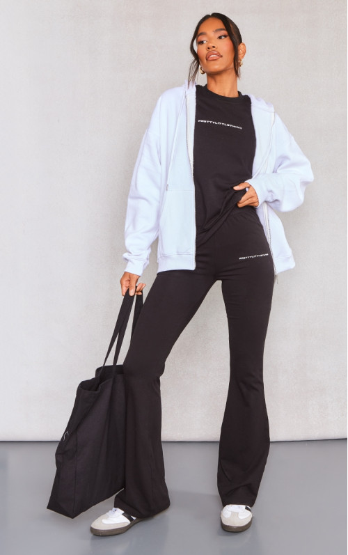 PRETTYLITTLETHING Чорні розкльошені штани з принтом