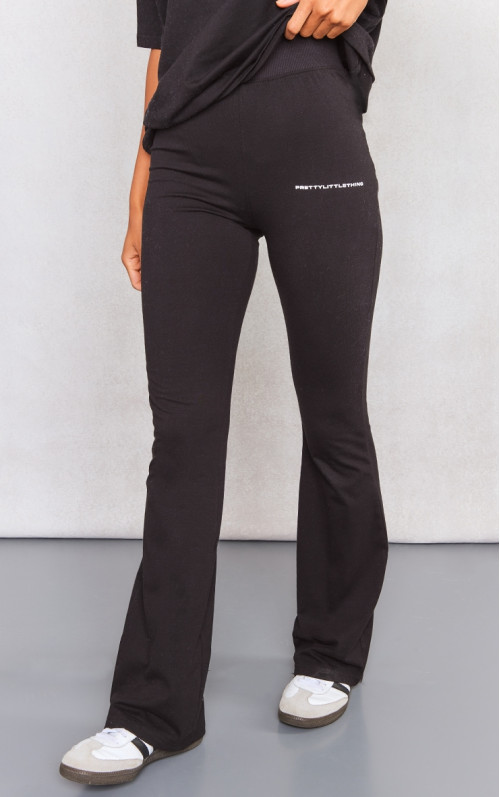 PRETTYLITTLETHING Чорні розкльошені штани з принтом