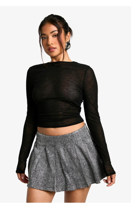 Маленька міні-спідниця з блискучими складками