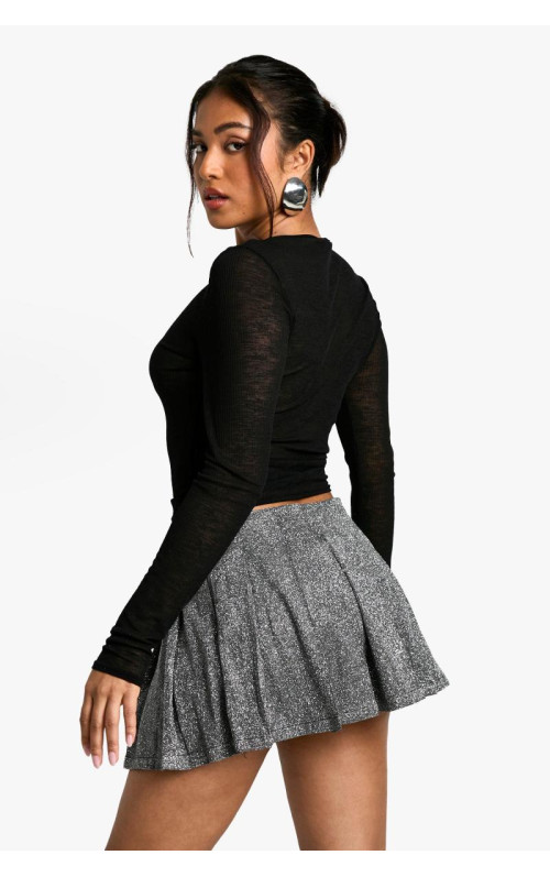 Маленька міні-спідниця з блискучими складками