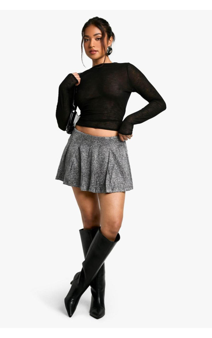 Маленька міні-спідниця з блискучими складками