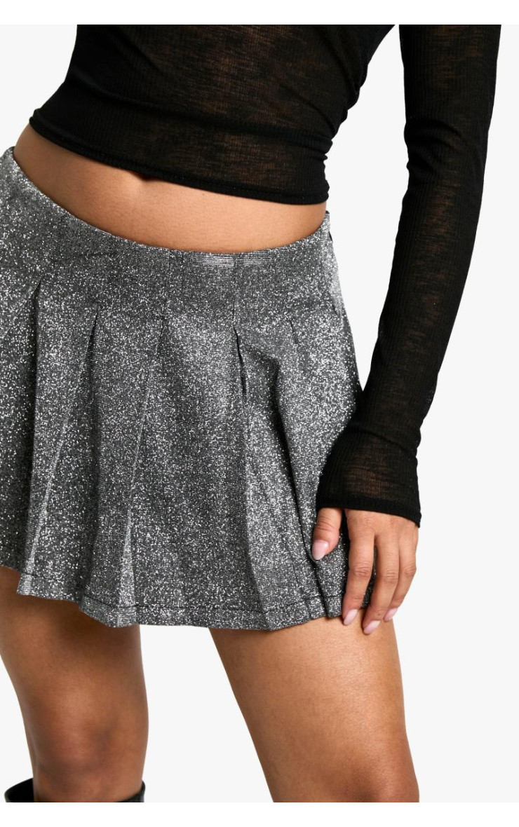 Маленька міні-спідниця з блискучими складками