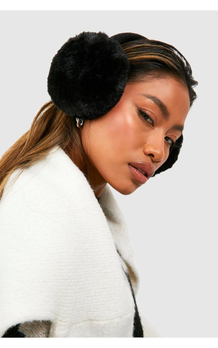 Пухнаста навушниця